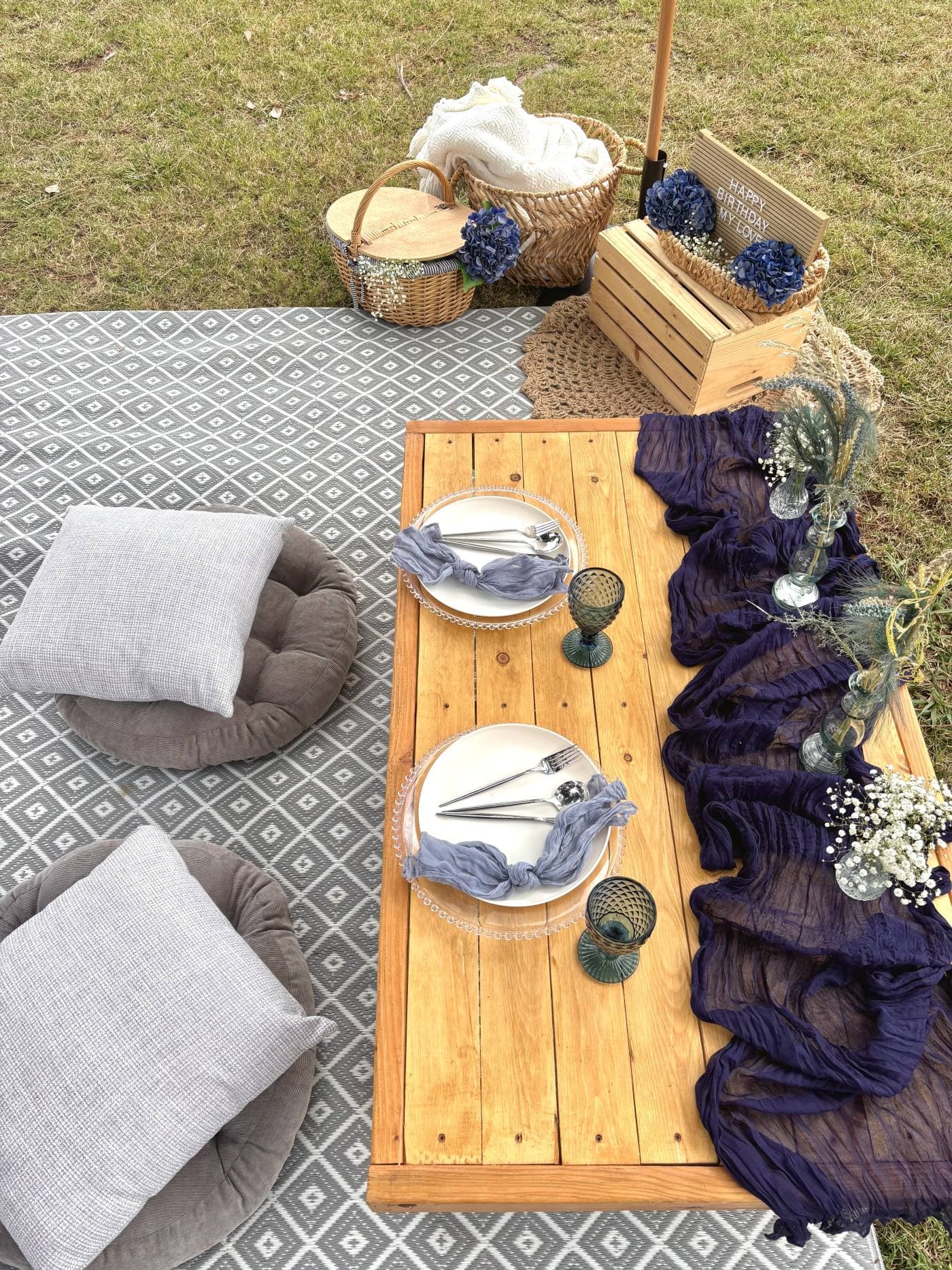 Ivy & Owl luxury picnic setup with elegant table styling